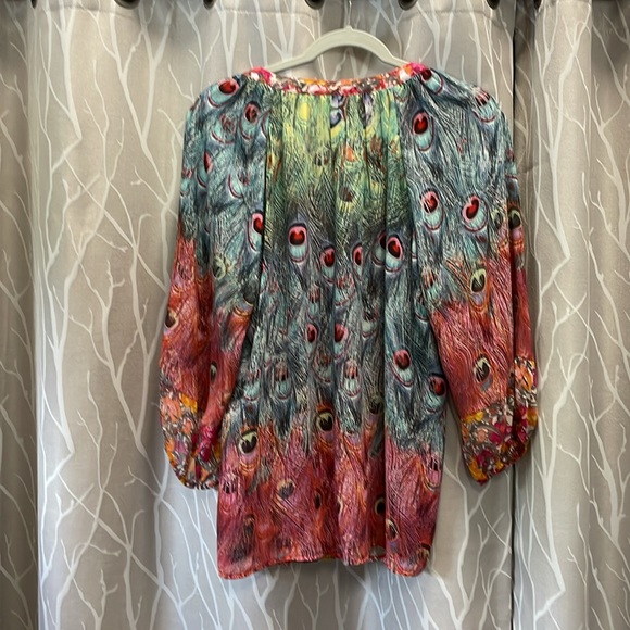Fig and Flower Vibrant Multicolor Top Size L in peacock feather pattern - Picture 3 of 4